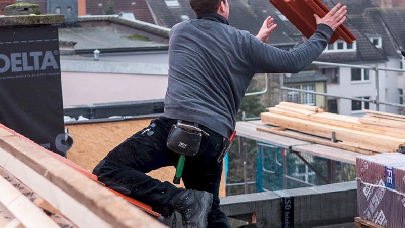 Dacherneuerung eines Daches in Münster mit Betondachsteinen.