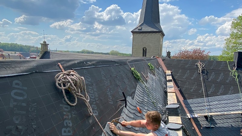 Neueindeckung der Kirche St. Margaretha in Legden-Asbeck mit Schiefer in Altdeutscher Deckung.