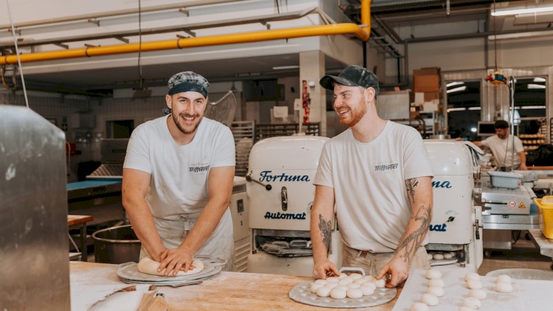 Bäcker bei der Brötchenherstellung