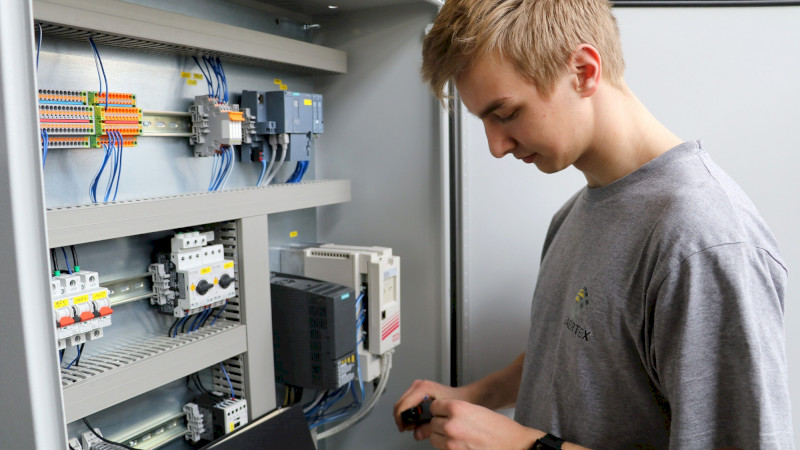 Auszubildender zum Elektroniker Fachrichtung Betriebstechnik